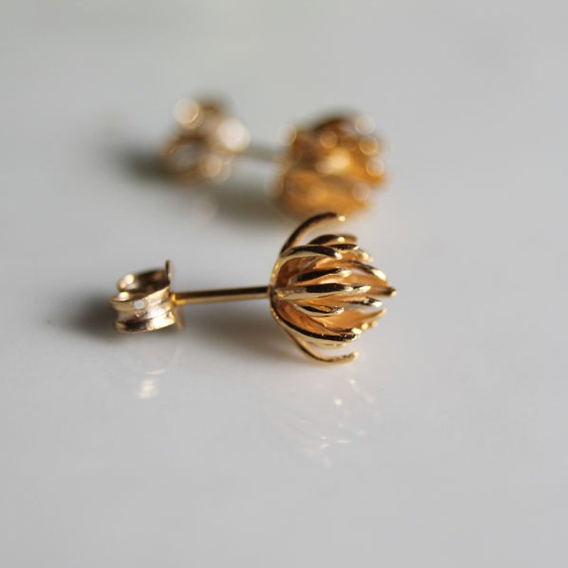 Thistle flower stud earrings - ต่างหู - โลหะ สีทอง