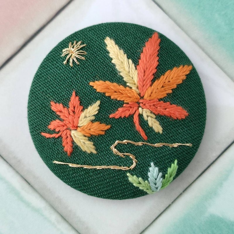 Autumn leaves maple embroidery brooch Japanese style - เข็มกลัด - ผ้าฝ้าย/ผ้าลินิน สีส้ม