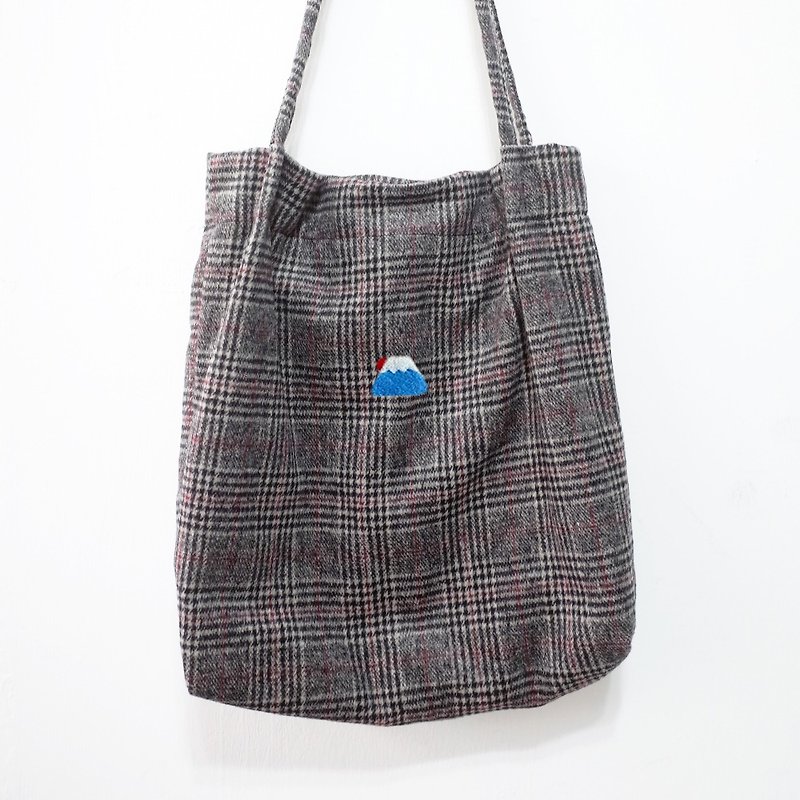 【Q-cute】袋子系列-毛格紋可愛圖案 - 側背包/斜背包 - 其他材質 多色
