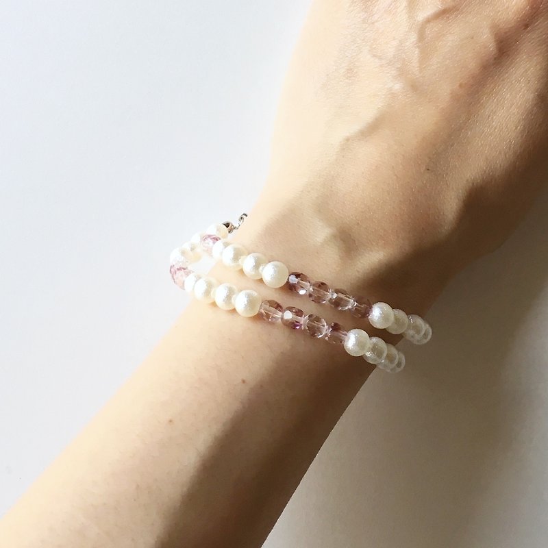 Light Czech Beads and Cotton Pearl Double Bracelet 2 - สร้อยข้อมือ - พลาสติก ขาว