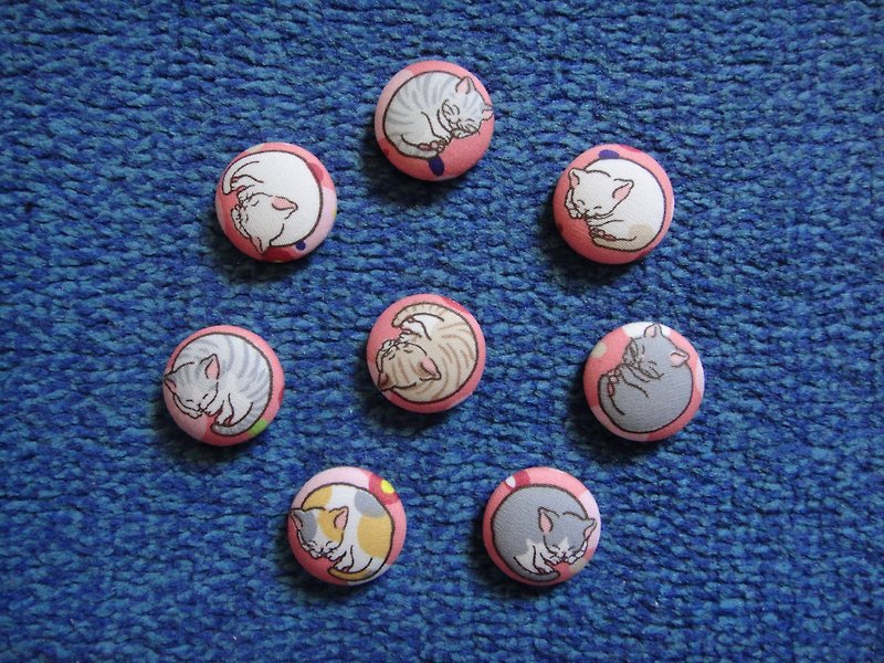 Cat's lazy button badge C48DVX66 - Badges & Pins - Cotton & Hemp Pink