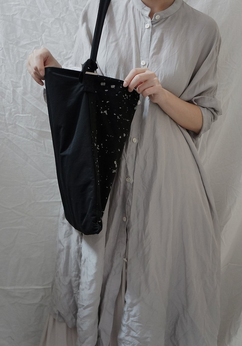 #308 tote bag MILKY WAY&BLACK speckled black stitching one-shoulder tote bag - กระเป๋าแมสเซนเจอร์ - ผ้าฝ้าย/ผ้าลินิน สีดำ