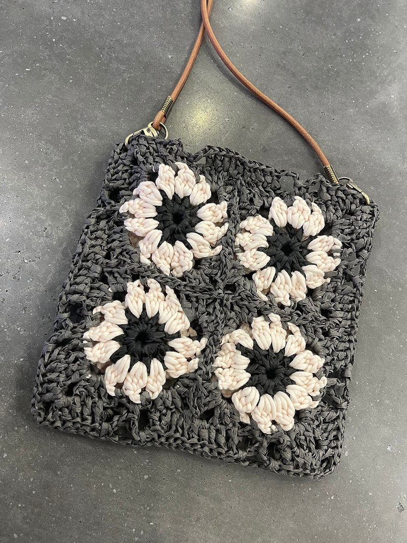 Granny square straw bag crossbody backpack mobile phone bag customizable strap color - Messenger Bags & Sling Bags - Paper Gray