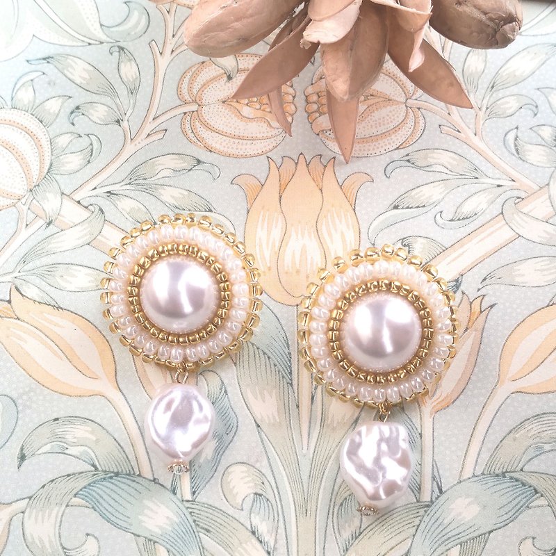 Pearl cabochon piercing earrings - Earrings & Clip-ons - Glass White