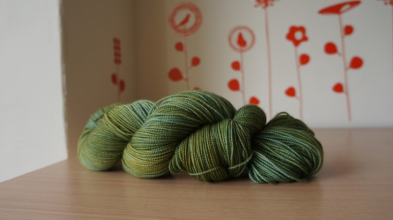 Hand dyed thread. Green Field (MCN/Merino/Cashmere/Nylon) - Knitting, Embroidery, Felted Wool & Sewing - Wool Green