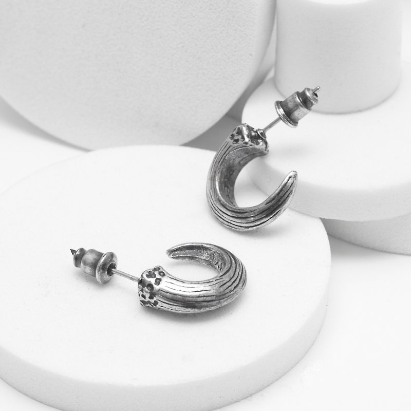 Recovery Eagle Claw Earrings (Ancient Silver) - ต่างหู - โลหะ สีเงิน