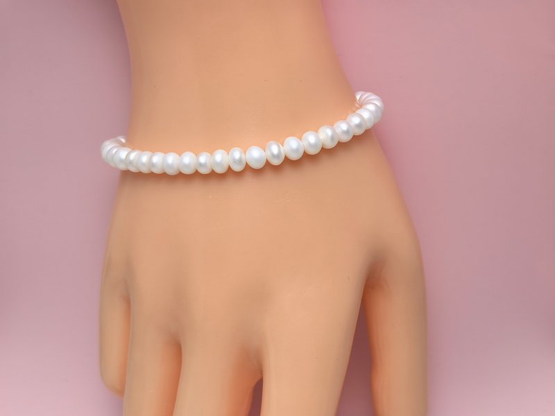 半月形 淡水パール ソロバンビーズ ハーフエタニティ ブレスレット マグネットクラスプ - ブレスレット - 真珠 ホワイト