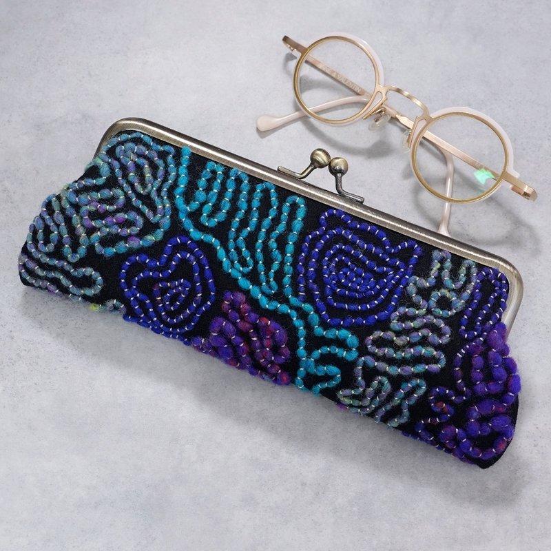 がま口ペン・眼鏡ケース No.2 煙モチーフ ビーズ刺繍 両面刺繍 日本製 手作り ギフト 青×黒 ウール製 一点物 - 眼鏡盒/眼鏡布 - 羊毛 藍色