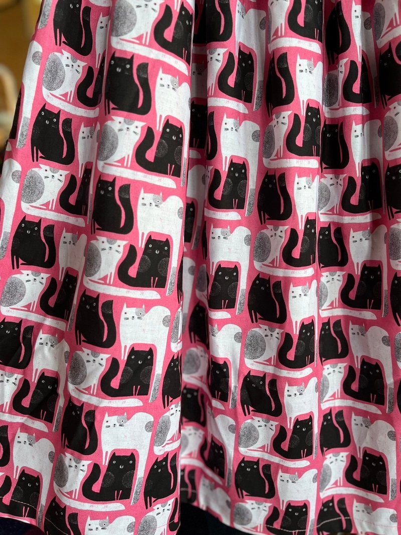 Black and white cats happy Skirts Pink / made in JAPAN / USA fabric - กระโปรง - ผ้าฝ้าย/ผ้าลินิน สึชมพู