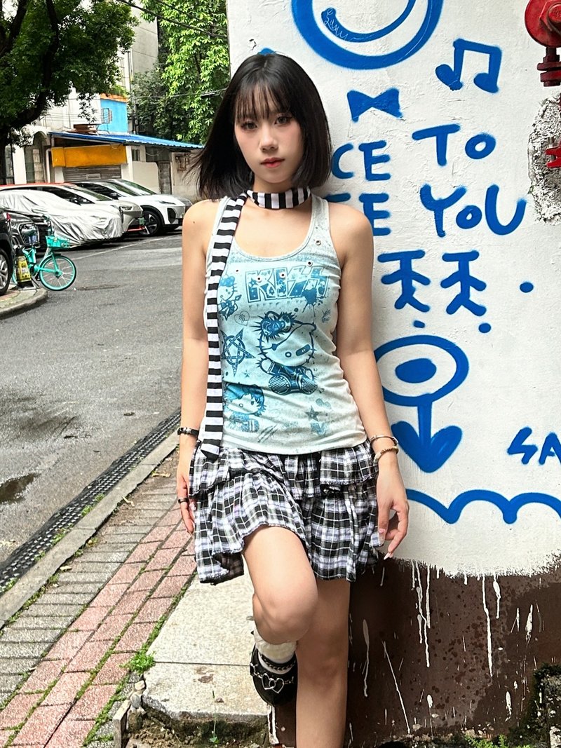 Cyanotype remake Hello kitty collage slim tank top - เสื้อกั๊กผู้หญิง - ผ้าฝ้าย/ผ้าลินิน สีน้ำเงิน