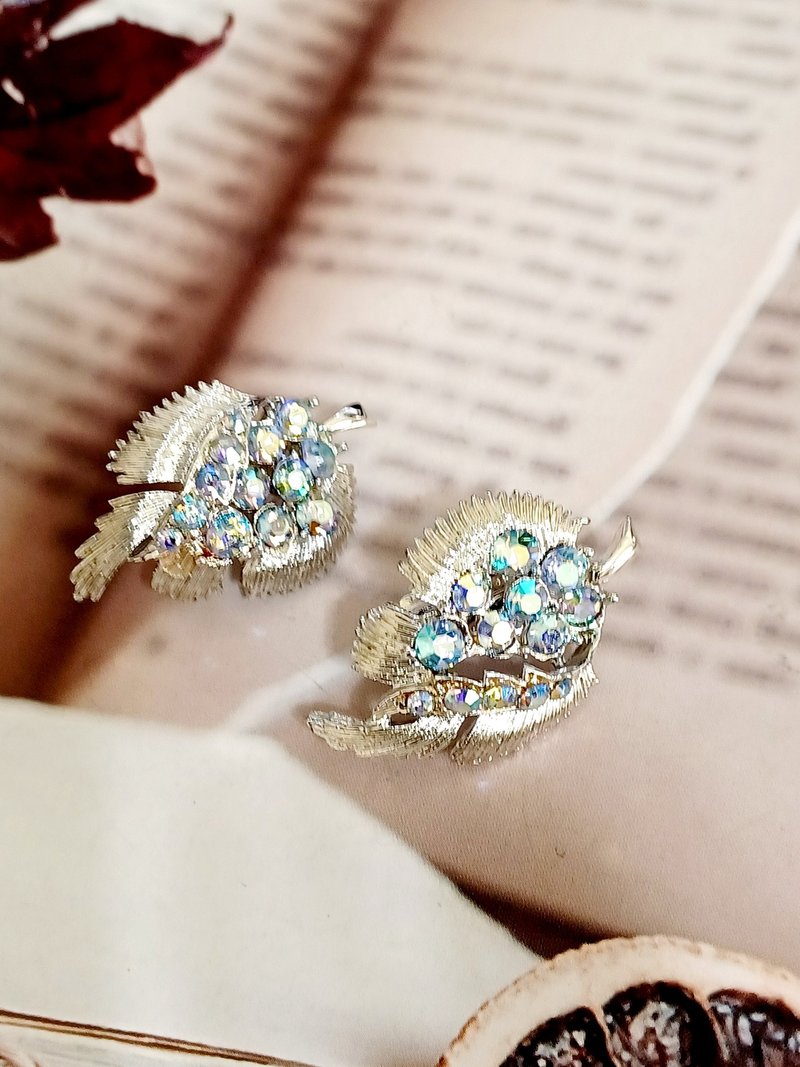 vintage jewelry 古董亮銀葉形極光萊茵 夾式耳環 - 耳環/耳夾/耳骨夾 - 其他金屬 