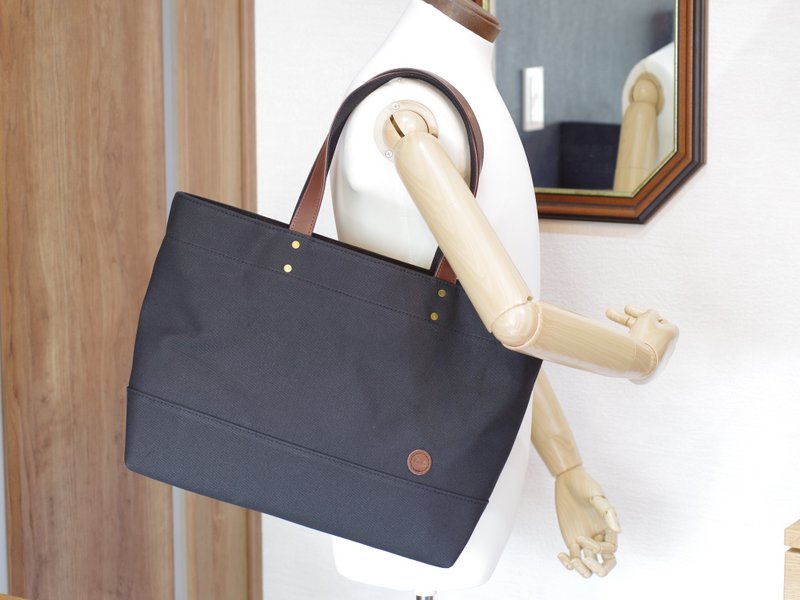 Leather Handle Canvas (Ziptop) Tote Bag A4 Landscape Black - กระเป๋าถือ - ผ้าฝ้าย/ผ้าลินิน สีดำ