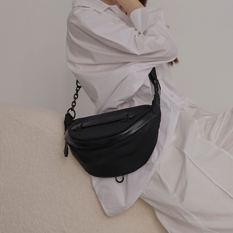 Partial chain strap waist bag - black - กระเป๋าแมสเซนเจอร์ - หนังแท้ สีดำ