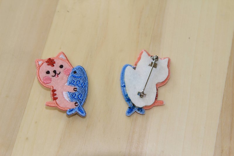 Cloth embroidered pin - baby meow meow series catch big fish pink meow (single) - Badges & Pins - Thread 