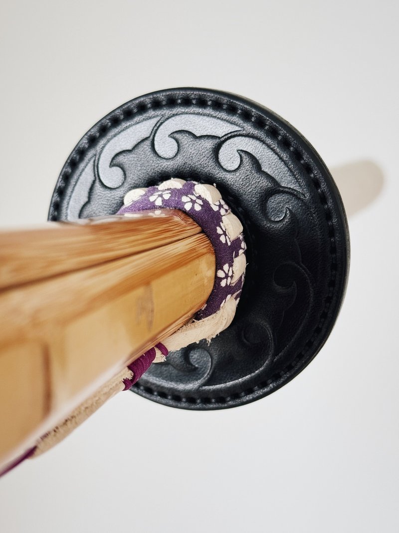 Original handmade cowhide kendo sword hilt Tsuba printed wave warrior - อุปกรณ์เสริมกีฬา - หนังแท้ สีน้ำเงิน