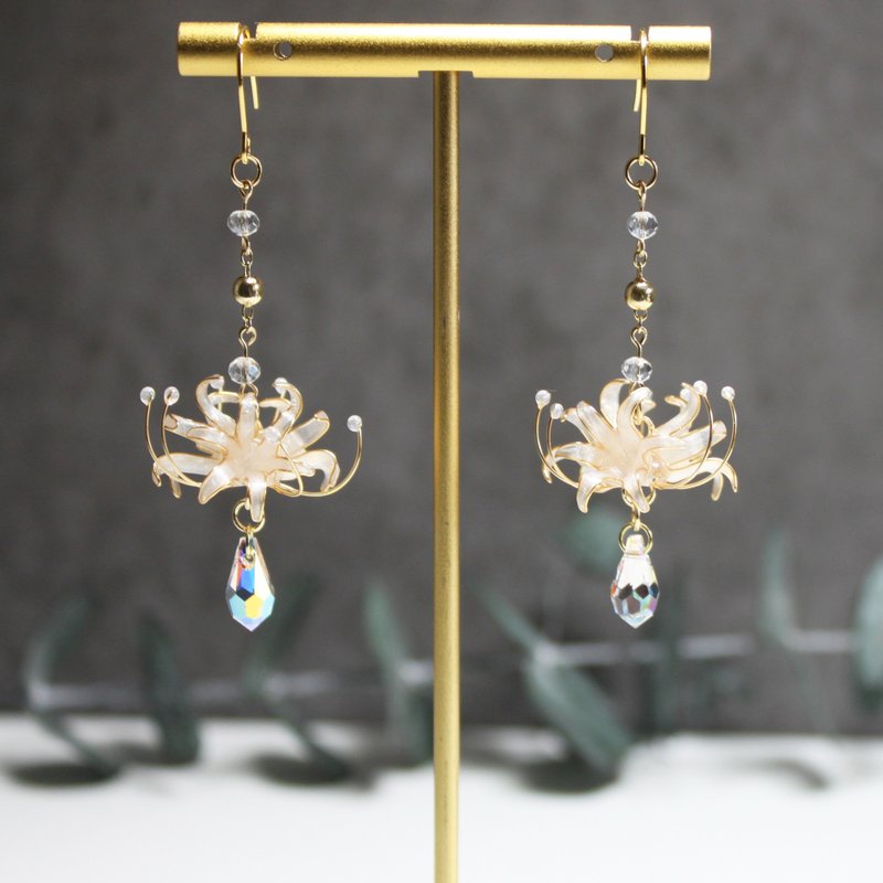 【彼岸花垂墜耳環】彼岸花耳環  白色 手工 耳環/耳夾 - 耳環/耳夾/耳骨夾 - 樹脂 白色