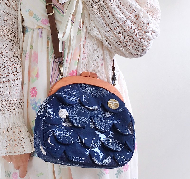 Mermaid Galaxy Clasp Bag: Wooden Accents, Versatile Carry, Celestial Theme - กระเป๋าแมสเซนเจอร์ - ผ้าฝ้าย/ผ้าลินิน สีน้ำเงิน
