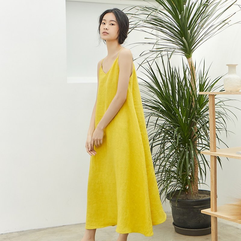 Pure Linen Sling One-piece Dress [CONTRAST Karuo Shi] - ชุดเดรส - ผ้าฝ้าย/ผ้าลินิน สีเหลือง