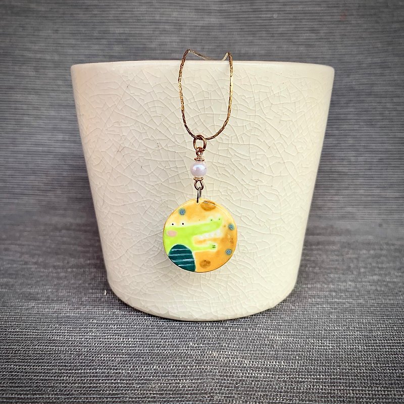 A Lu cute little crocodile pottery pendant / hand-painted (only this one) - Necklaces - Pottery Multicolor