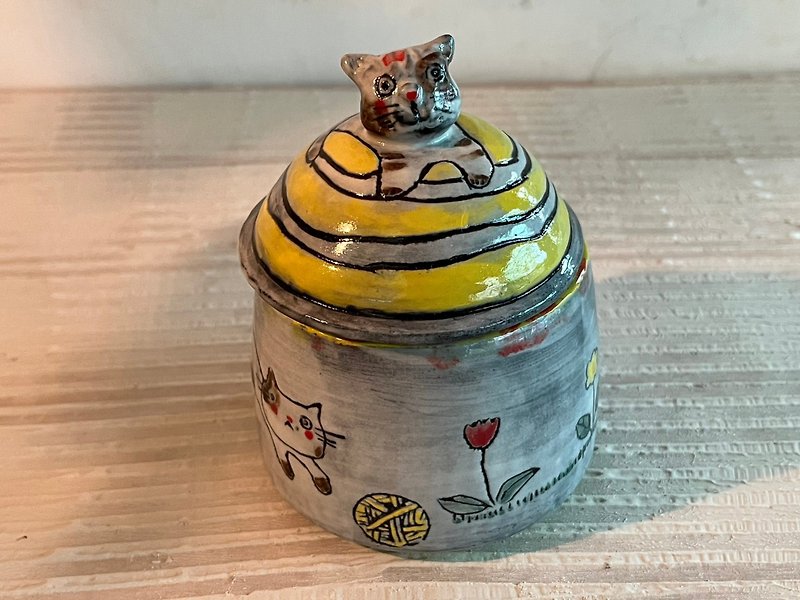 貓咪與毛線球造型手捏陶罐子_陶器茶罐調味罐 - 調味瓶/調味架 - 陶 黃色