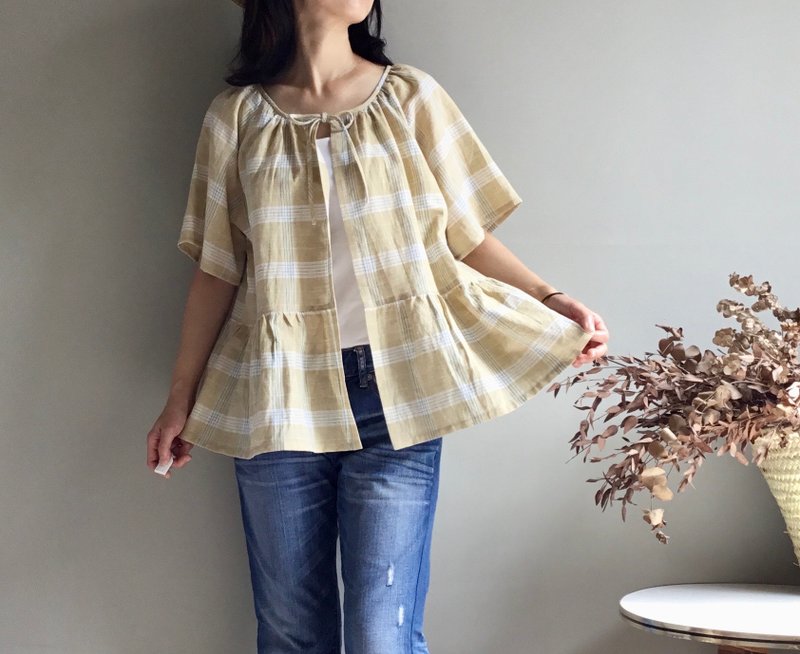 Little yellow duck yellow and white plaid lotus leaf hem short-sleeved Linen blouse/bow-tie small jacket/only one piece - เสื้อผู้หญิง - ผ้าฝ้าย/ผ้าลินิน 