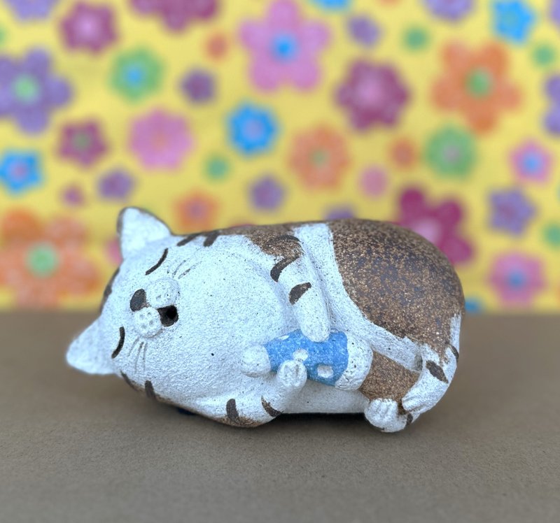 Super cute healing products Taiwan designed and created small pottery Meow Meow Series - Dreaming about big fish makes it easy to sleep - Items for Display - Pottery Brown