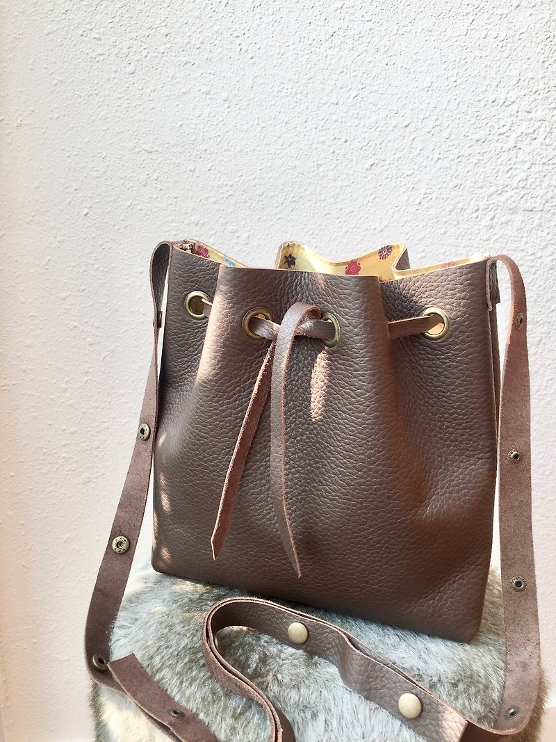 Brown leather bucket bag, stripe fabric and adjustable strap. crossbody shoulder - กระเป๋าแมสเซนเจอร์ - หนังแท้ สีนำ้ตาล