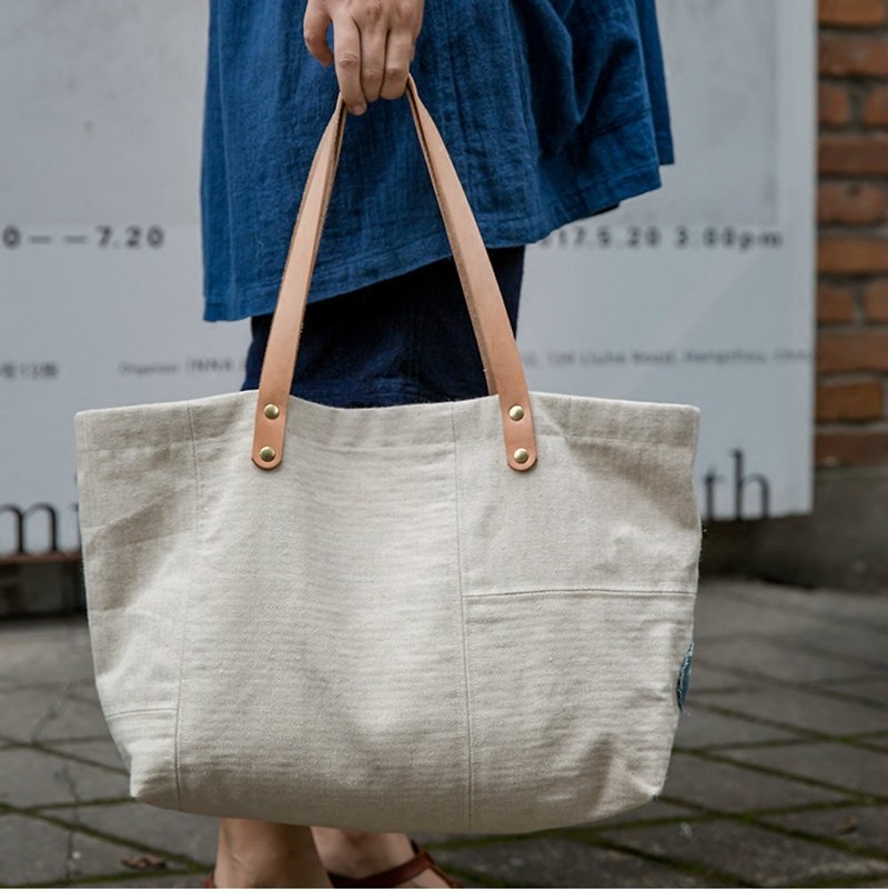 Heavenly Cloud | Hannah Twill Premium Limited Edition Handmade Tote Bag Plain Linen Material Shopping Bag Shoulder Bag Italian Primordial Leather Upholstery Leather Strap Neutral Couples Honeydew Gift | NANSAM INDIGO - กระเป๋าแมสเซนเจอร์ - ผ้าฝ้าย/ผ้าลินิน ขาว