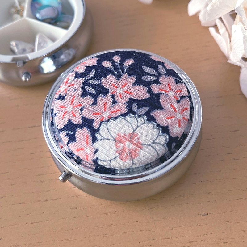 Pillbox with Japanese Pattern ( Large / 3 compartments / Silver ) - กล่องเก็บของ - โลหะ สีน้ำเงิน