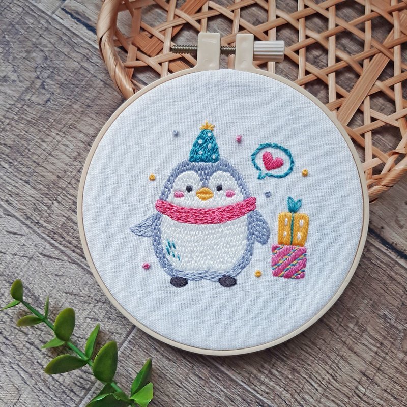 可愛動物刺繡──送禮小企鵝材料套組 - 編織/刺繡/羊毛氈/縫紉 - 棉．麻 