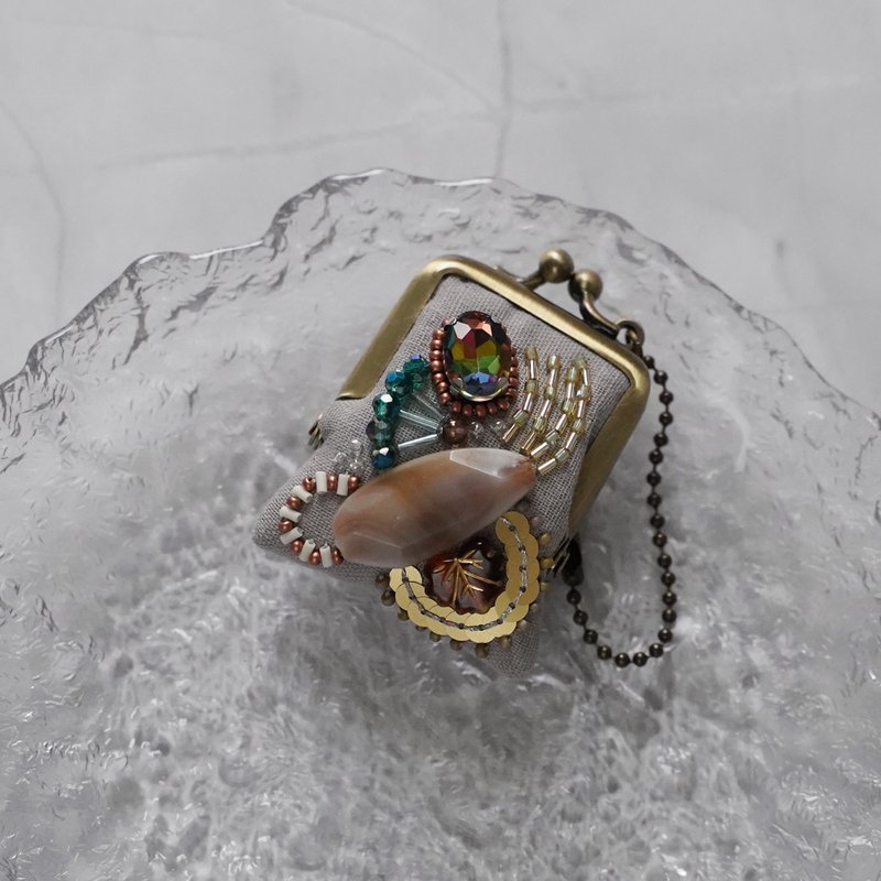 ネックレスにも、バッグチャームにも、小さな小さなビーズ刺繍のがま口 68 グレー　ガーゼ　アクセサリーケース - 吊飾/掛飾 - 棉．麻 灰色