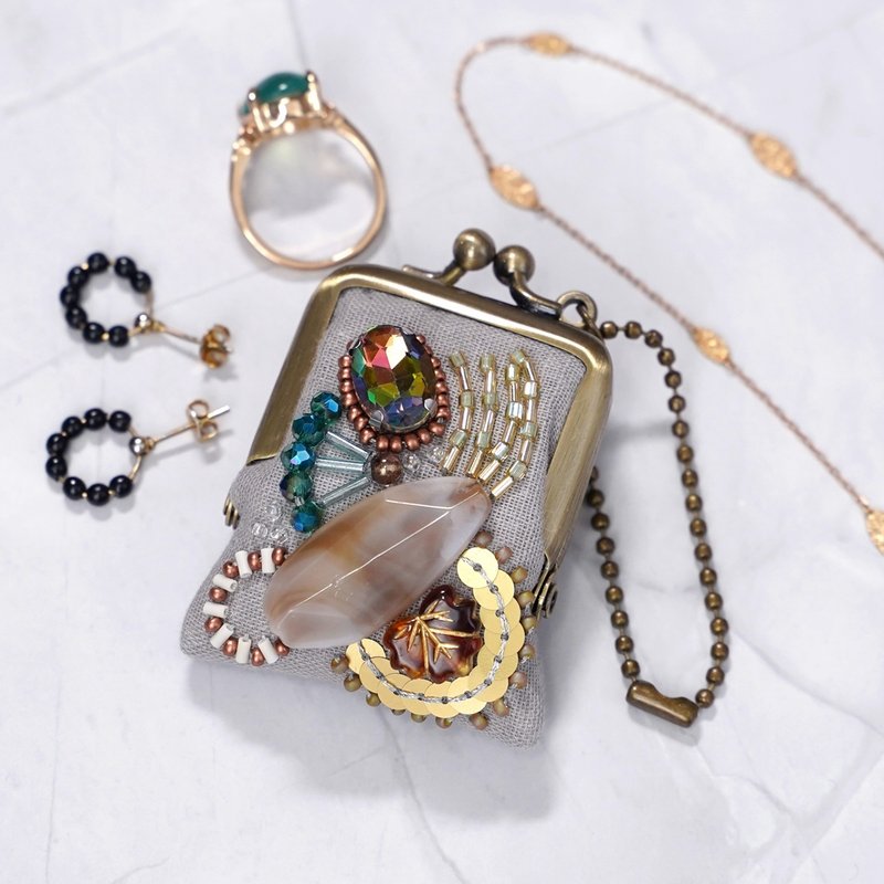 ネックレスにも、バッグチャームにも、小さな小さなビーズ刺繍のがま口 68 グレー　ガーゼ　アクセサリーケース - 吊飾/掛飾 - 棉．麻 灰色