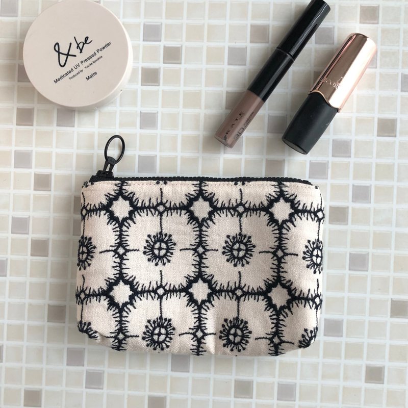 mina perhonen anemone cosmetic pouch mini size handmade embroidery - Toiletry Bags & Pouches - Cotton & Hemp White