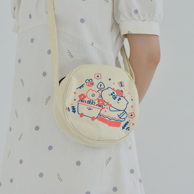布嵐的販賣部/刺繡圓包/一起去花園澆花 - 側背包/斜背包 - 其他材質 白色