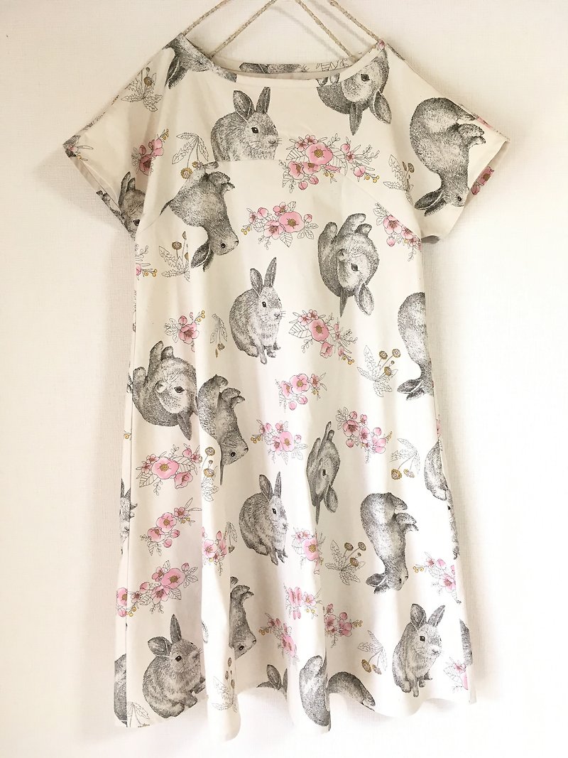 ウサギと花柄　シンプルフレアワンピース　半袖 - 洋裝/連身裙 - 棉．麻 白色