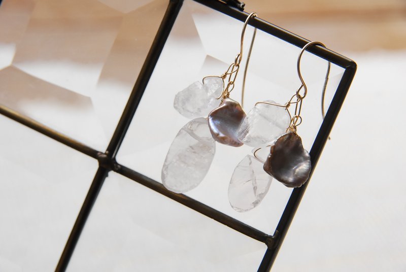 ラフロックローズクォーツとケシパールの花びらの重ねのピアス 紫１４kgf - 耳環/耳夾/耳骨夾 - 水晶 粉紅色