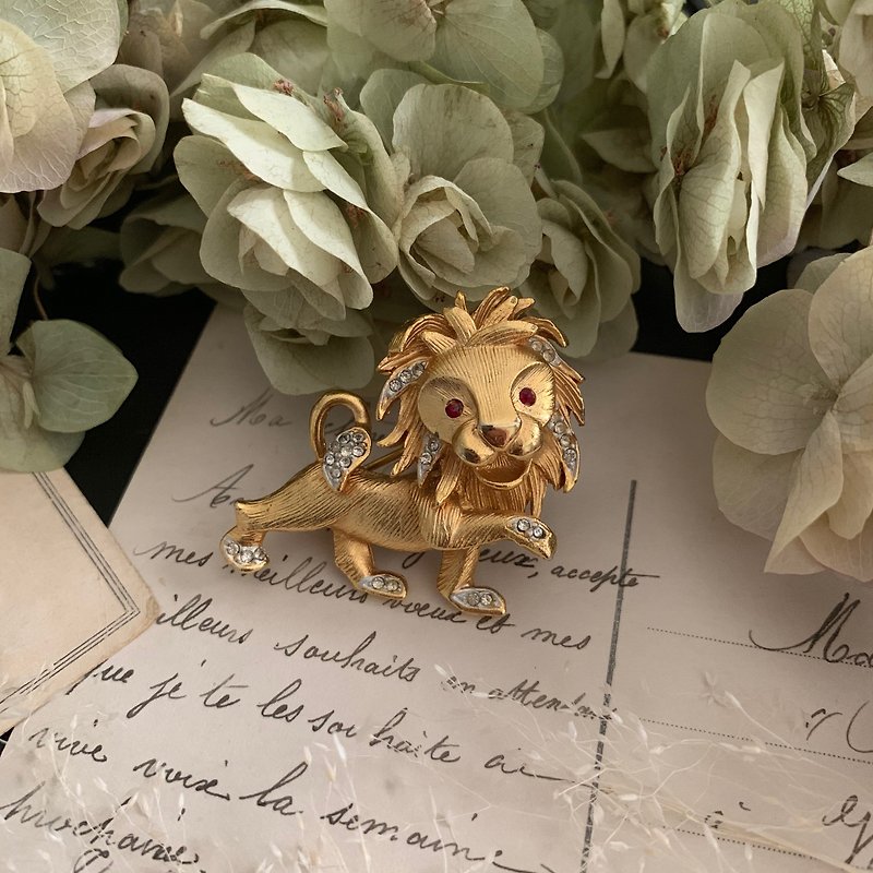Sphinx adorable gold tone lion brooch - เข็มกลัด - โลหะ 