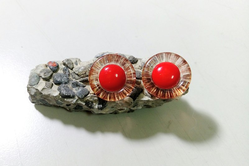 Vintage red earrings / pin / clip - ต่างหู - พลาสติก สีแดง