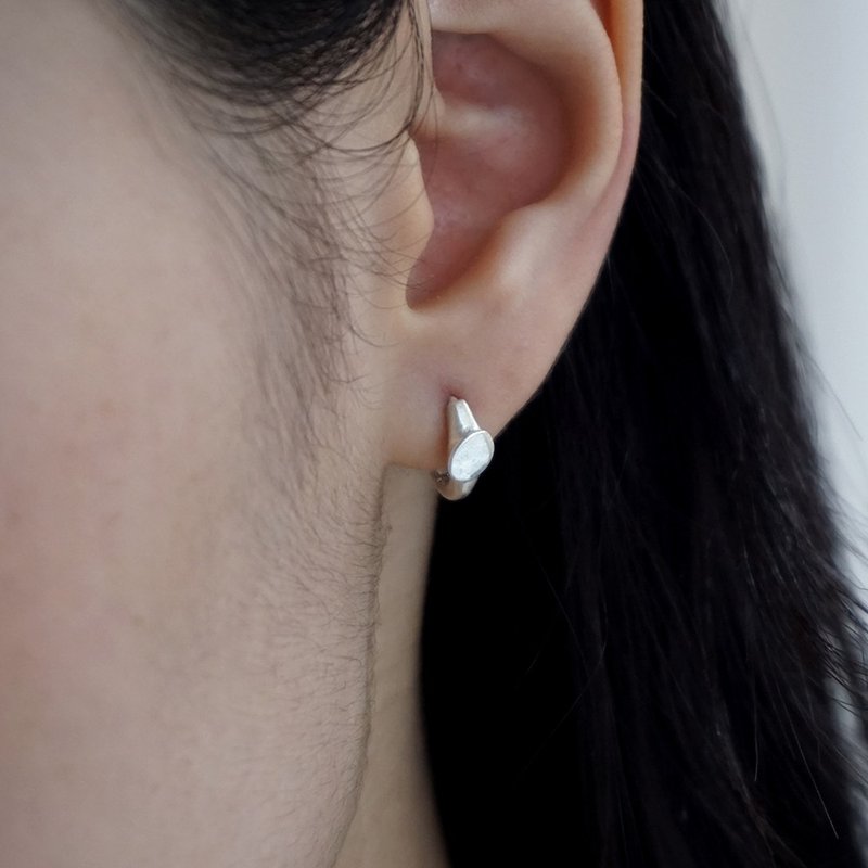 Tensile Twist pierced earring - ต่างหู - เงินแท้ สีเงิน