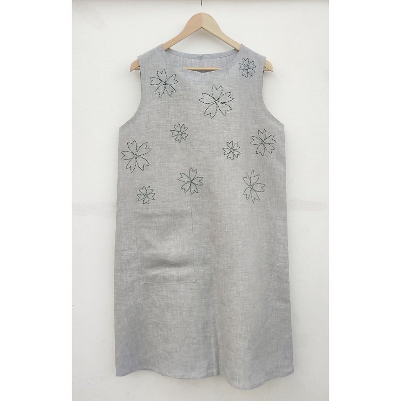 Blue and gray sleeveless dress with flower lover embroidery. - 女上衣/長袖上衣 - 棉．麻 灰色