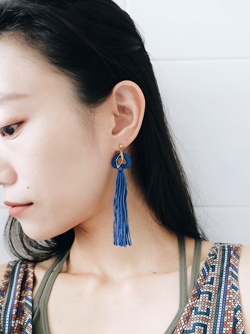 【endorphin】手染流蘇黃銅耳環(湛藍色) - 耳環/耳夾 - 棉．麻 藍色