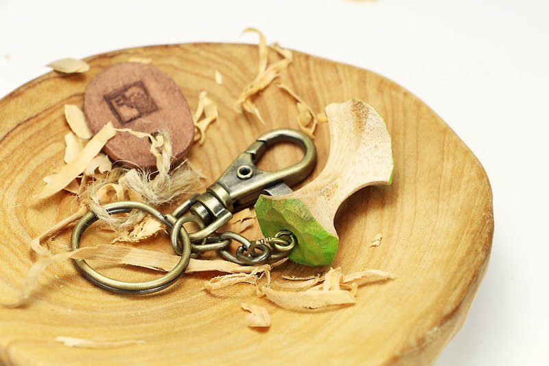 木製喫蘋果鑰匙圈(附小陶牌)--木刻--純手工--手作【可挑色】 - 鑰匙圈/鎖匙扣 - 木頭 多色