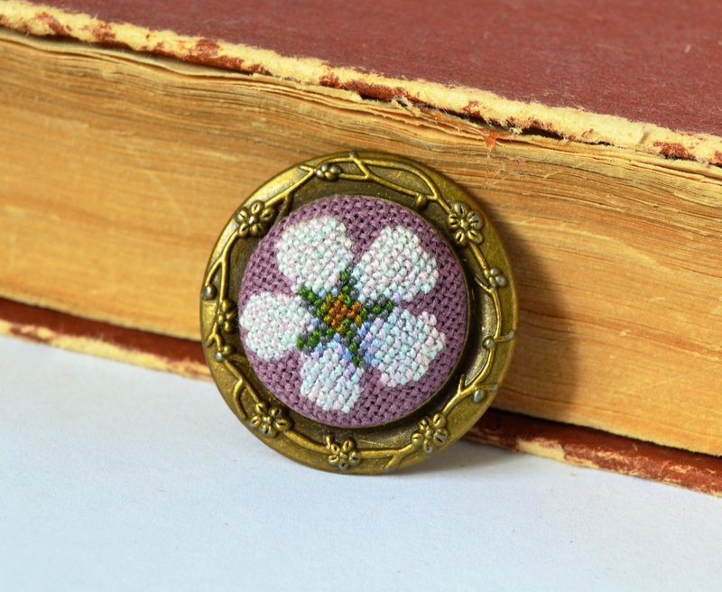 白花刺繡圓形胸針十字繡自然飾品手工女孩禮物 - 胸針 - 繡線 白色