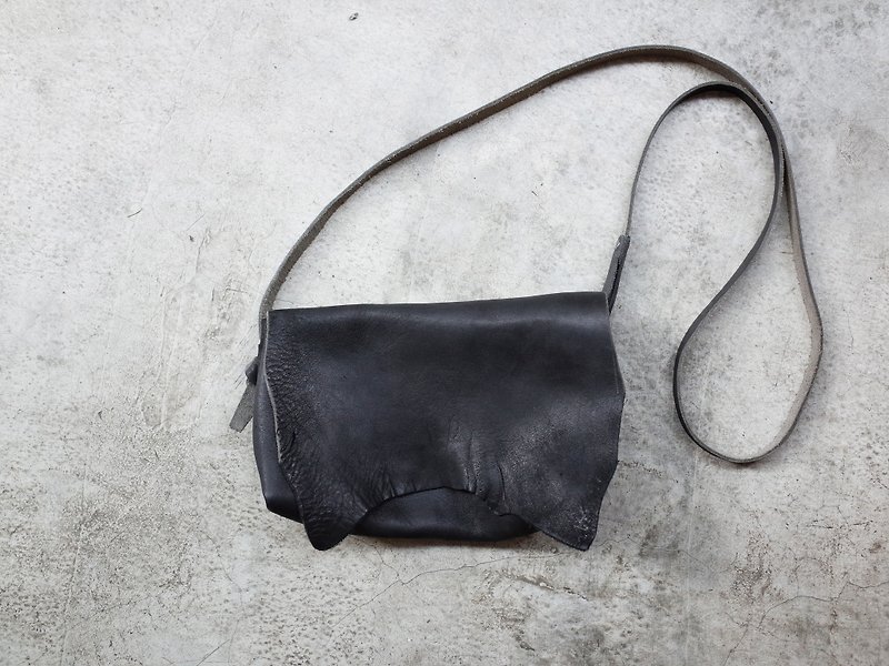 Vegetable tanned leather irregular skin bag / black - กระเป๋าแมสเซนเจอร์ - หนังแท้ หลากหลายสี