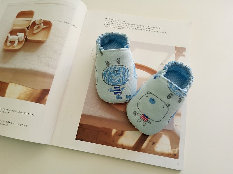 青い底の大きな頭の人形月のギフトの赤ちゃんの靴13/14 - 出産祝い用贈物 - コットン・麻 ブルー