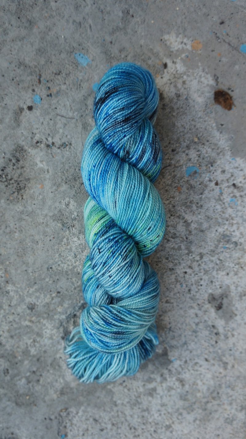 手染線。藍色霓虹。(100%BFL) - 編織/羊毛氈/布藝 - 羊毛 