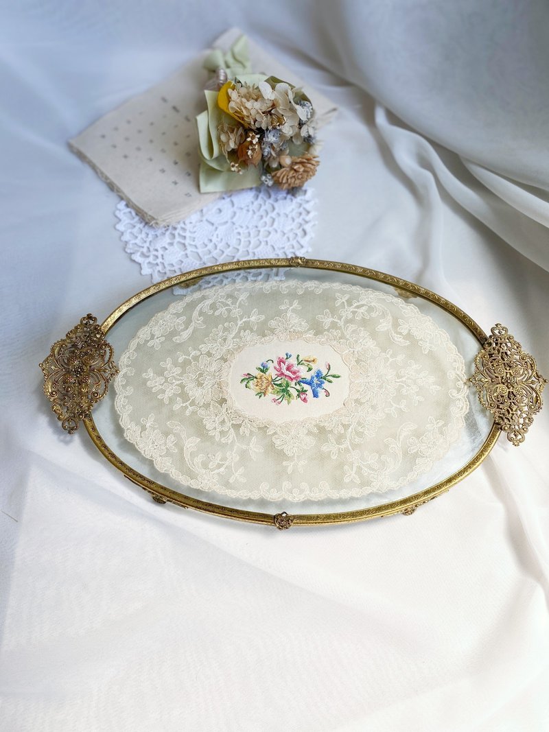 【好日戀物】法國手工刺繡花卉厚實玻璃華麗黃銅浮雕蕾絲盤飾品盤 - 擺飾/家飾品 - 銅/黃銅 多色