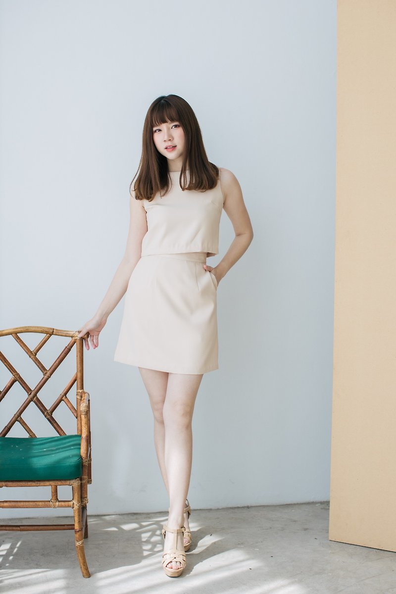 Cream Top and Skirt Set Working Clothing Sleeveless Crop Top With A line Skirt - 女裝 上衣 - 其他材質 卡其色