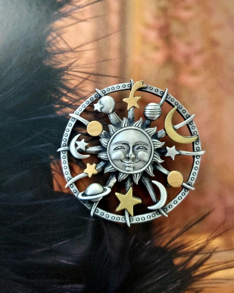 西洋古董飾品。JJ 天體  凝視者  太陽 月亮 星星  行星 別針 - 徽章/別針 - 其他金屬 金色
