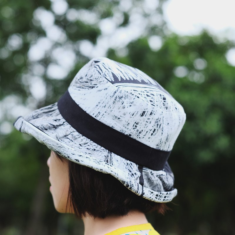 Japanese-style curling fisherman hat / charcoal hand-drawn staggered line - หมวก - ผ้าฝ้าย/ผ้าลินิน สีดำ